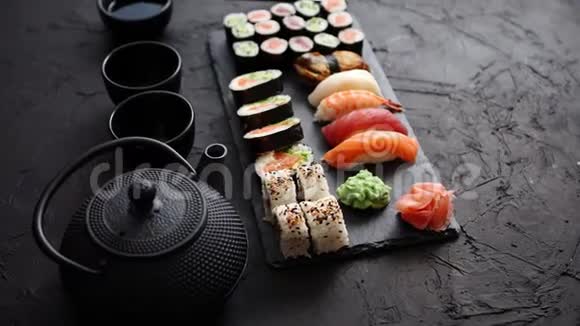 在黑石板上摆放不同种类的寿司卷视频的预览图