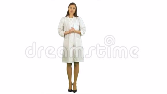 穿着实验室制服的严肃的年轻女人在镜头前对着白色背景说话视频的预览图