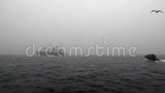在斯瓦尔巴的北冰洋雾中人们乘着一艘船驶向这艘船视频的预览图