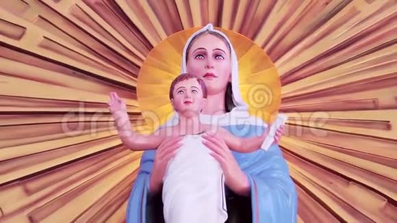 圣母玛利亚和耶稣雕像的特写圣母玛利亚带着孩子耶稣视频的预览图