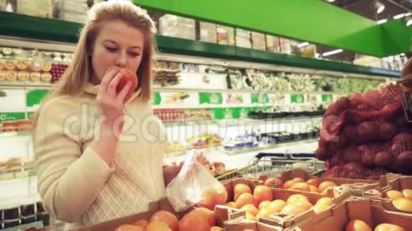 小女孩选择超市里的红西红柿视频的预览图