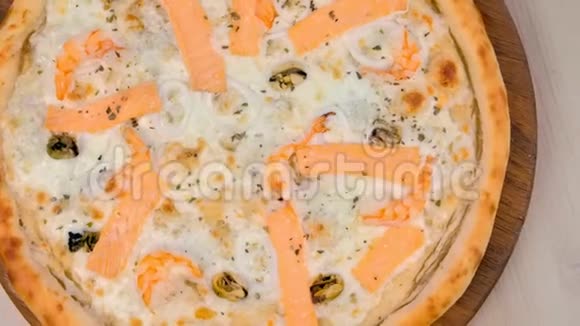 带海鲜和奶酪的披萨近景视频的预览图