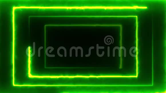 闪亮的绿色霓虹灯三重矩形框出现在黑色屏幕上中间有一个空的广告位置视频的预览图
