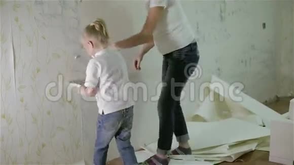 一个妈妈和一个小女儿移除旧墙纸视频的预览图