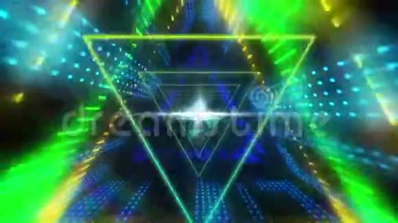 黄色蓝色和绿色发光的脉动三角形移动动画视频的预览图