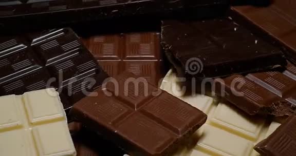 黑色牛奶和白色巧克力棒视频的预览图