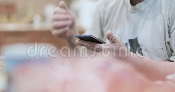 一个老人用智能手机的手视频的预览图