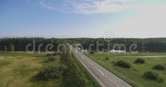 河上的公路桥空中景观视频的预览图