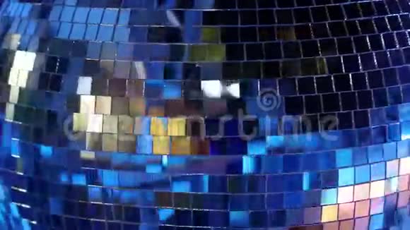 在舞池上旋转闪光球视频的预览图