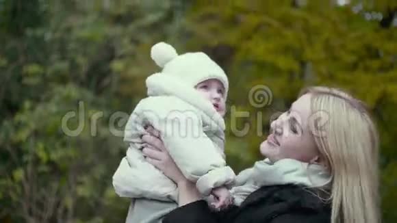 年轻的妈妈把孩子抱起来视频的预览图