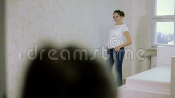 一个女孩给了她的母亲一个高五他们移除壁纸慢动作视频的预览图
