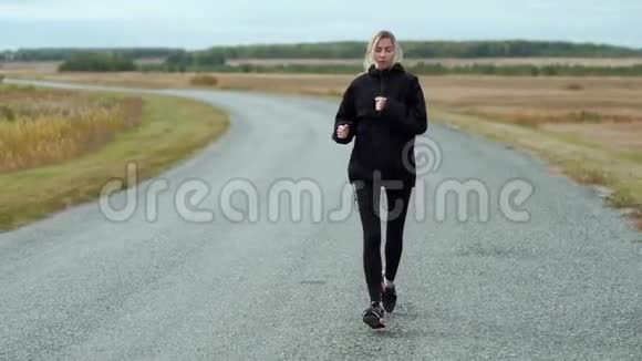 早上慢跑吸引年轻金发女郎视频的预览图