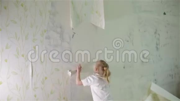 一个试图贴旧墙纸的女孩视频的预览图