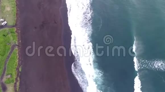 沙滩海浪的空中景色视频的预览图