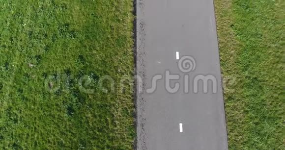 草地和自行车路线的鸟瞰图视频的预览图