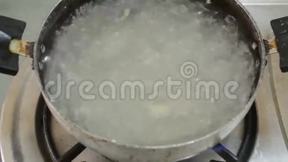炉灶上装有开水的煮饭锅视频的预览图