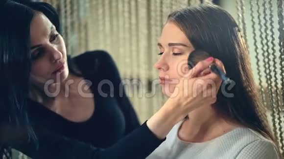 在美容院工作的专业化妆师视频的预览图