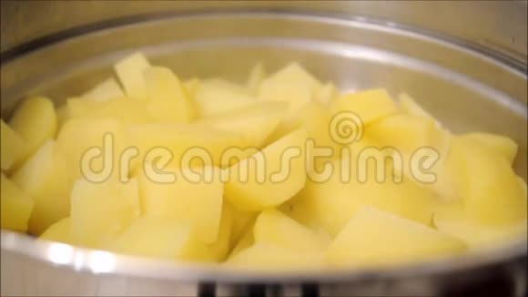 食物准备镜头不锈钢蒸锅里蒸土豆的特写镜头视频的预览图
