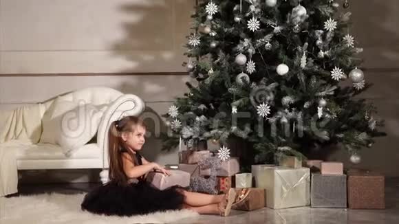 孩子收到圣诞礼物视频的预览图