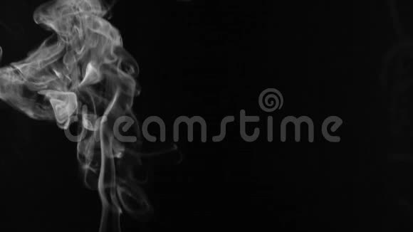 白色的烟雾从底部上升到黑色背景上视频的预览图