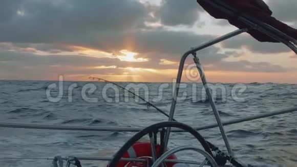在风景如画的夕阳下鱼儿从游艇上游来游去视频的预览图