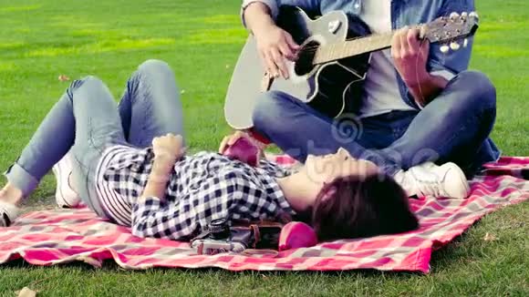 快乐的一对浪漫的吉他演奏视频的预览图
