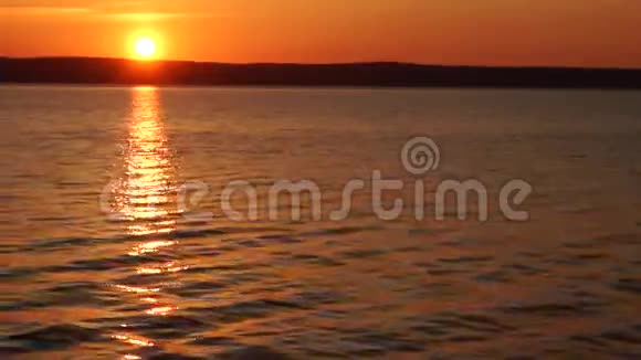 太阳在湖上升起视频的预览图