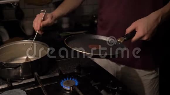 一个人把面团倒在锅里做煎饼男子烹饪煎饼视频的预览图