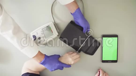 测量老年妇女血压的医生视频的预览图