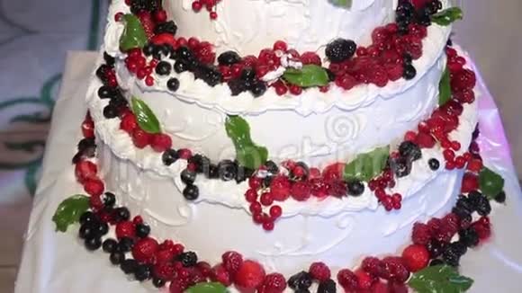 带有新鲜浆果的婚礼蛋糕视频的预览图
