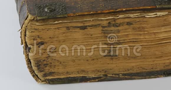 1747年的旧德国圣经有旧书页和木盖视频的预览图