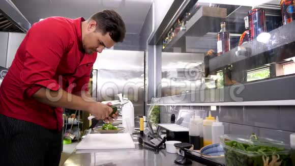 专业厨师餐厅厨房切割鳄梨视频的预览图