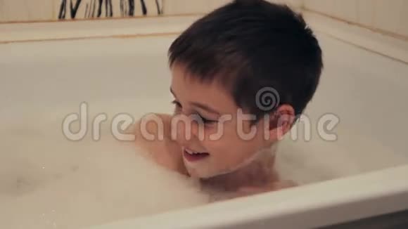 小孩用泡沫洗澡视频的预览图