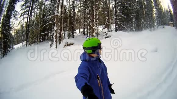 滑雪者环顾美丽的雪林和天空视频的预览图