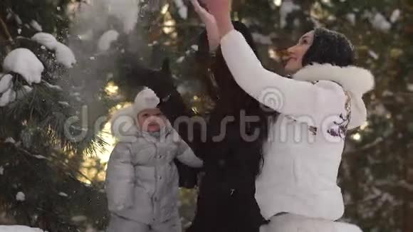 家人在冬天散步森林冬天最美年轻夫妇花时间陪她的孩子男人把孩子扔视频的预览图