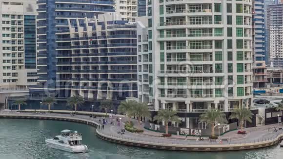 豪华迪拜码头运河有过往船只和长廊日夜兼程迪拜阿拉伯联合酋长国视频的预览图