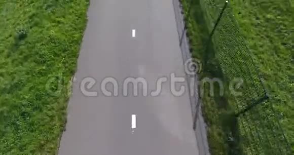 草地和自行车路线的鸟瞰图视频的预览图