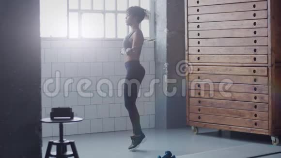 参加阳光阁楼跳绳运动的混血女人视频的预览图