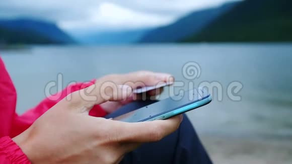闭手持信用卡户外使用手机智能手机视频的预览图