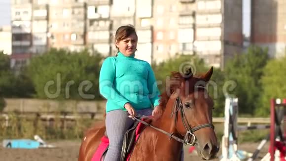 在马背上超重的少女视频的预览图