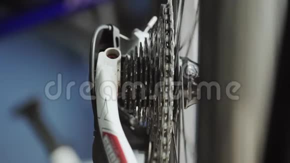 车间一辆旋转自行车轮的特写视频的预览图