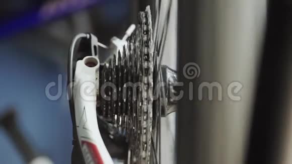 车间一辆旋转自行车轮的特写视频的预览图