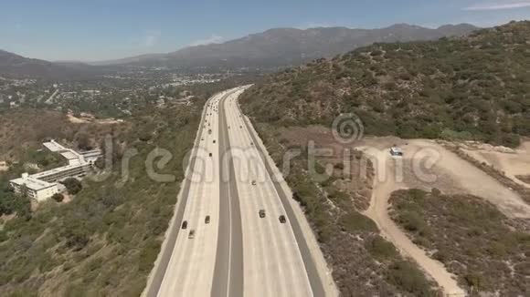 加利福尼亚州格伦代尔山区高速公路空中拍摄视频的预览图