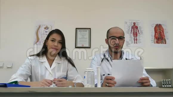 微笑护士和男医生对着镜头说话视频的预览图