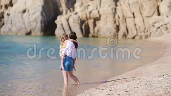 家人在海滩上度假母亲和孩子在海边享受夏天视频的预览图