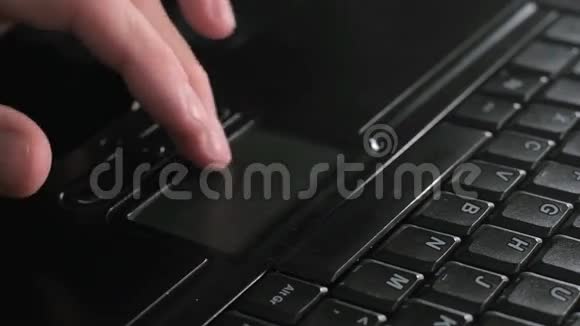 个人电脑触摸板搜寻资料视频的预览图