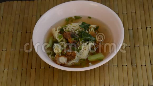 手拿木筷碗底汤中有中国蛋面视频的预览图