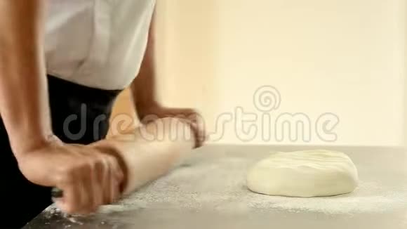 蛋糕装饰用擀面杖制作火锅视频的预览图
