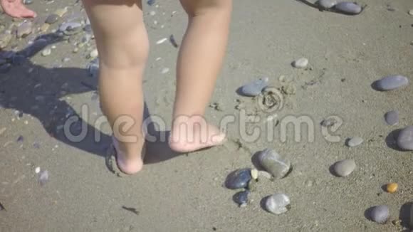 一个小孩在海边玩沙子的腿视频的预览图