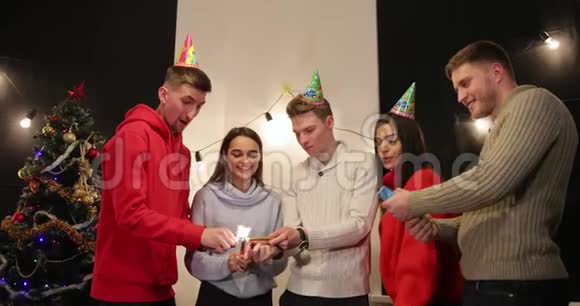新年庆典在一家欢乐的公司庆祝新的到来之前桌上摆满了2019年数量的蜡烛的纸杯蛋糕视频的预览图